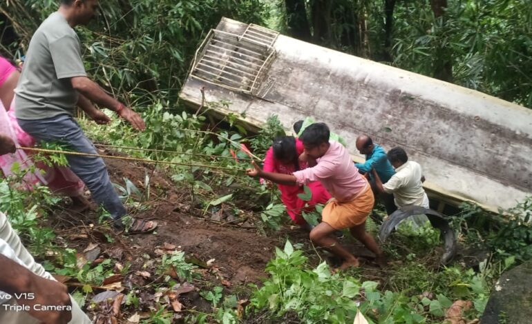 നേര്യമംഗലം – അടിമാലി റൂട്ടിൽ കെഎസ്ആർടിസി ബസ് താഴ്ചയിലേക്ക് മറിഞ്ഞു, നിരവധി പേർക്ക് പരിക്ക്.