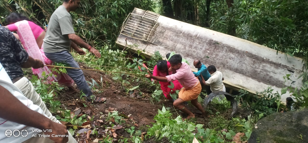 നേര്യമംഗലം – അടിമാലി റൂട്ടിൽ കെഎസ്ആർടിസി ബസ് താഴ്ചയിലേക്ക് മറിഞ്ഞു, നിരവധി പേർക്ക് പരിക്ക്.