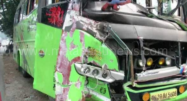 വൈറ്റിലയിൽ കോളേജ്  ബസ് മറിഞ്ഞു :ഡ്രൈവർക്കും രണ്ട് വിദ്യാർത്ഥികൾക്കും പരിക്ക്