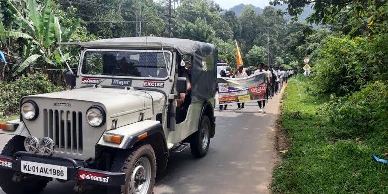 മാവേലിക്കരയിൽ കഞ്ചാവ് കേന്ദ്രത്തിൽ പരിശോധനയ്ക്കെത്തിയ എക്സൈസിന് നേരെ കല്ലേറ്