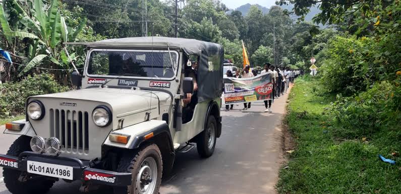 മാവേലിക്കരയിൽ കഞ്ചാവ് കേന്ദ്രത്തിൽ പരിശോധനയ്ക്കെത്തിയ എക്സൈസിന് നേരെ കല്ലേറ്