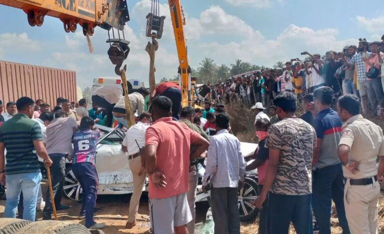 കാറിന് മുകളിലേക്ക് കണ്ടെയ്‌നര്‍ ലോറി മറിഞ്ഞ് രണ്ടുകുട്ടികളടക്കം ആറുപേര്‍ക്ക് ദാരുണാന്ത്യം.