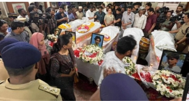 വാഹനാപകടത്തില്‍ മരിച്ച അഞ്ച് മെഡിക്കല്‍ വിദ്യാര്‍ഥികള്‍ക്കും സഹപാഠികളുടെയും അധ്യാപകരുടെയും യാത്രാമൊഴി.