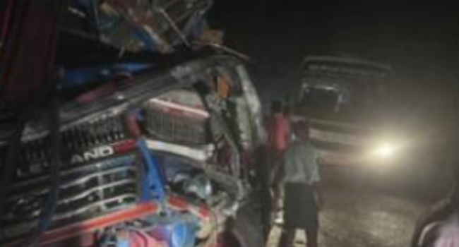 ആര്യങ്കാവിൽ ശബരിമല തീർത്ഥാടകർ സഞ്ചരിച്ച ബസ് ലോറിയുമായി കൂട്ടിയിടിച്ചുണ്ടായ അപകടത്തിൽ ഒരാൾ മരിച്ചു