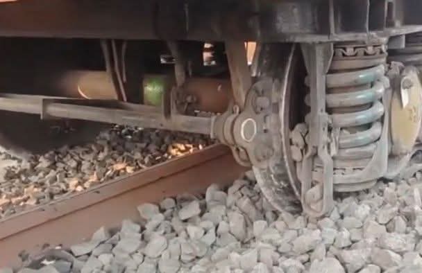 സൂറത്തിന് സമീപം സൗരാഷ്ട്ര എക്‌സ്പ്രസിൻ്റെ നാല് കോച്ചുകൾ  പാളം തെറ്റി