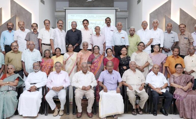 അരനൂറ്റാണ്ടിനു ശേഷം ഒരുവട്ടംകൂടി അവർ ഒത്തുകൂടി; ഇന്നലെകളുടെ ഓർമയിൽ