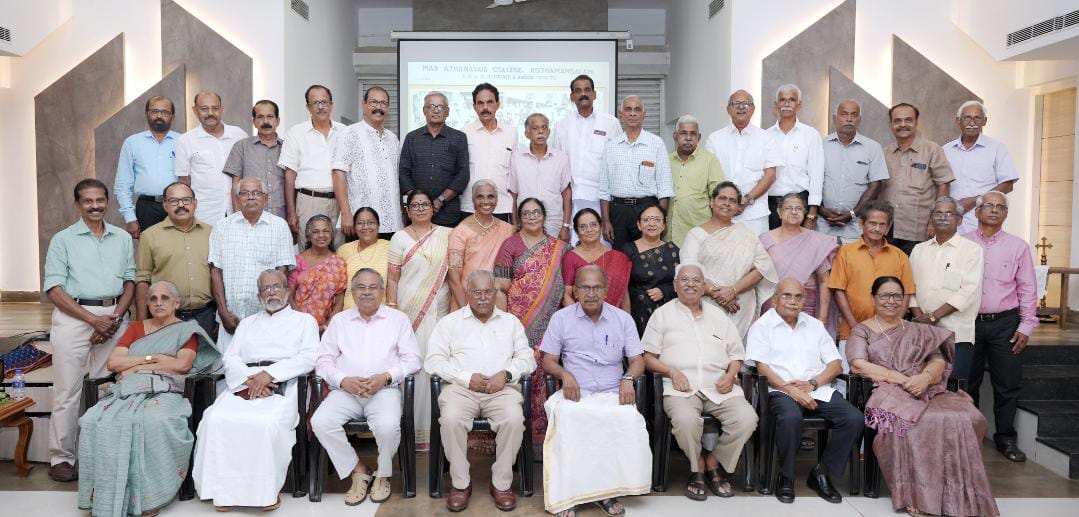 അരനൂറ്റാണ്ടിനു ശേഷം ഒരുവട്ടംകൂടി അവർ ഒത്തുകൂടി; ഇന്നലെകളുടെ ഓർമയിൽ