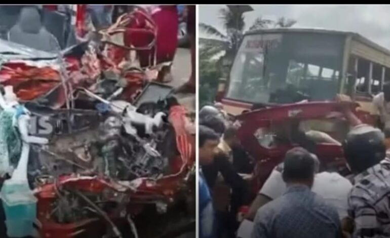 കായംകുളത്ത് കെഎസ്ആർടിസി ബസിന്റെ പിന്നിൽ സ്വകാര്യ ബസിടിച്ച് 20 പേർക്ക് പരിക്ക്