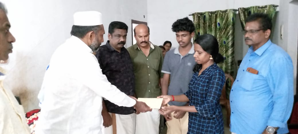 ധനസഹായം കൈമാറി