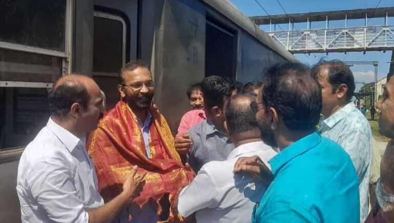 ചെറിയനാട് റെയിൽവേ സ്റ്റേഷനിൽ കൊല്ലം – എറണാകുളം – കൊല്ലം മെമ്മു എക്സ്പ്രസ്സ്‌ സ്പെഷ്യൽ ട്രെയിനിന്  സ്വീകരണം നൽകി.