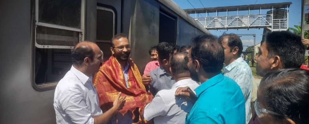 ചെറിയനാട് റെയിൽവേ സ്റ്റേഷനിൽ കൊല്ലം – എറണാകുളം – കൊല്ലം മെമ്മു എക്സ്പ്രസ്സ്‌ സ്പെഷ്യൽ ട്രെയിനിന്  സ്വീകരണം നൽകി.