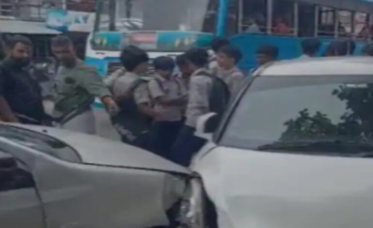 മലപ്പുറത്ത് സ്കൂള്‍ വിദ്യാര്‍ത്ഥികള്‍ക്കിടയിലേക്ക് കാര്‍ ഇടിച്ചുകയറി:മൂന്ന് വിദ്യാര്‍ത്ഥികള്‍ക്ക് പരിക്കേറ്റു.