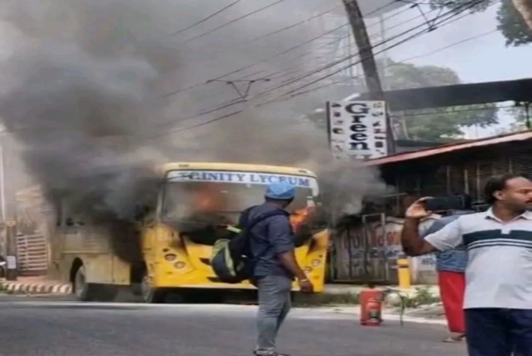 കൊല്ലത്ത് ഓടിക്കൊണ്ടിരുന്ന സ്‌കൂള്‍ ബസിന് തീപിടിച്ചു; പൂര്‍ണമായി കത്തിനശിച്ചു