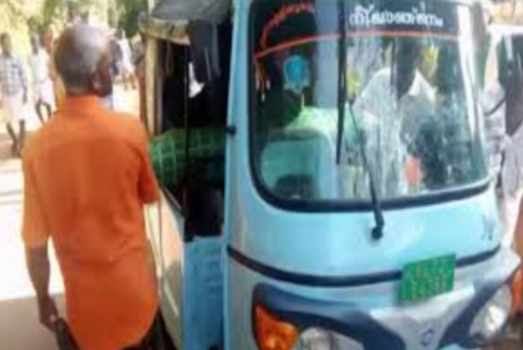 ആംബുലൻസ് കിട്ടിയില്ല.ആദിവാസി സ്ത്രീയുടെ മൃതദേഹം ശ്മശാനത്തിലേക്ക് കൊണ്ടുപോയത് ഓട്ടോറിക്ഷയില്‍