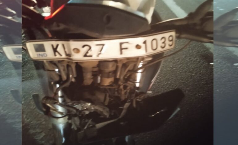 ചെങ്ങന്നൂർ ഐ റ്റി ഐ ജംഗ്ഷനിൽ ബൈക്ക് കാറിന് പിന്നിൽ ഇടിച്ച് അപകടം