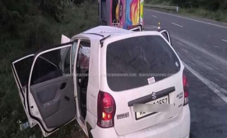 തേനി പെരിയകുളത്ത് വാഹനാപകടം ; ബസും കാറും കൂട്ടിയിടിച്ച് മൂന്ന് മലയാളികൾ മരിച്ചു ; 18 പേർക്ക് പരിക്ക്  മരിച്ചത് കോട്ടയം സ്വദേശികൾ