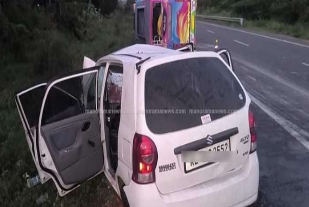 തേനി പെരിയകുളത്ത് വാഹനാപകടം ; ബസും കാറും കൂട്ടിയിടിച്ച് മൂന്ന് മലയാളികൾ മരിച്ചു ; 18 പേർക്ക് പരിക്ക്  മരിച്ചത് കോട്ടയം സ്വദേശികൾ