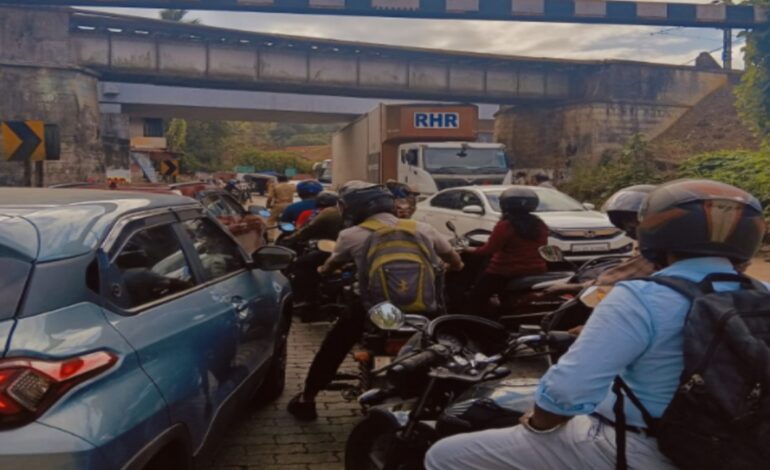 ചെങ്ങന്നൂർ പുത്തൻ വീട്ടിൽപ്പടിയിലെ  ഓവർ ബ്രിഡ്ജിൽ കണ്ടെയ്നർ ലോറി കുടുങ്ങി:നഗരത്തിൽ വൻ ഗതാഗത തടസ്സം