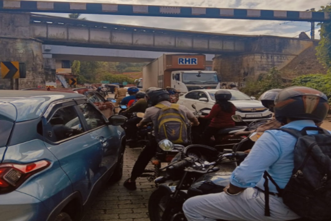 ചെങ്ങന്നൂർ പുത്തൻ വീട്ടിൽപ്പടിയിലെ  ഓവർ ബ്രിഡ്ജിൽ കണ്ടെയ്നർ ലോറി കുടുങ്ങി:നഗരത്തിൽ വൻ ഗതാഗത തടസ്സം