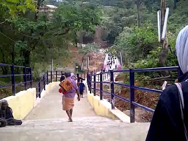 സന്നിധാനത്തെ മേൽപ്പാലത്തിൽ നിന്ന് അയ്യപ്പ ഭക്തൻ താഴേക്ക് ചാടി.