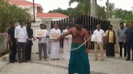 അണ്ണാ സര്‍വകലാശാല കാമ്പസില്‍ പെണ്‍കുട്ടിയെ ബലാത്സംഗം ചെയ്ത് സംഭവത്തില്‍ സ്വന്തം ശരീരത്തില്‍ ചാട്ടവാര്‍ കൊണ്ടടിച്ച് പ്രതിഷേധിച്ച് അണ്ണാമലൈ.