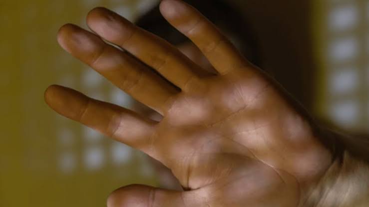 കമ്പ്യൂട്ടർ ഓപ്പറേറ്ററായി ജോലിയിൽ തുടരുന്നതിനുള്ള ബുദ്ധിമുട്ട്: സ്വന്തം വിരലുകൾ മുറിച്ച് യുവാവ്.