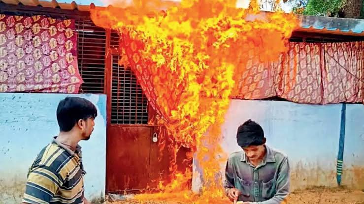 തെലുങ്കാനയിൽ പെൺകുട്ടിയെ പീഡിപ്പിച്ച യുവാവിന്റെ വീടിന് നാട്ടുകാർ തീയിട്ടു