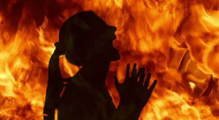 ആലുവയിൽ  തീ കൊളുത്തി മരിച്ച നിലയിൽ വീട്ടമ്മ