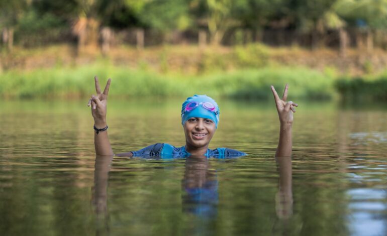 ഇരു കൈകളും ബന്ധിച്ച് വേമ്പനാട്ട് കായൽ നീന്തിക്കടക്കാൻ വൈക്കംകാരനായ ദേവജിത്ത്.