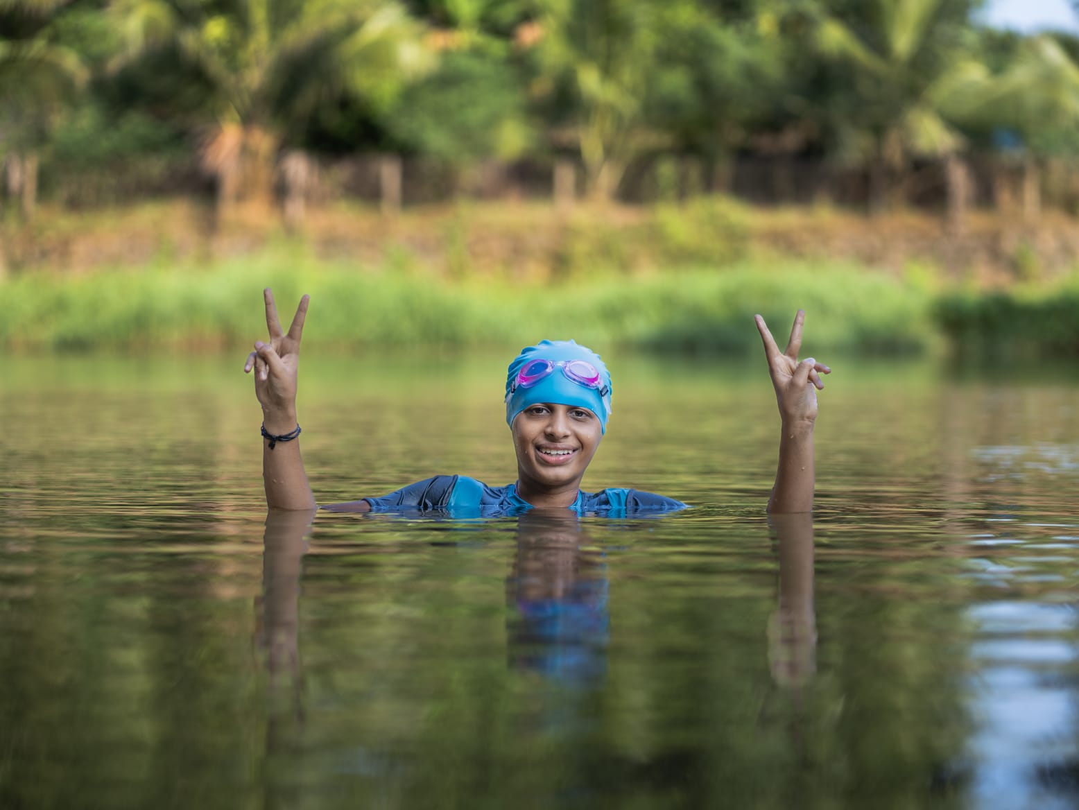 ഇരു കൈകളും ബന്ധിച്ച് വേമ്പനാട്ട് കായൽ നീന്തിക്കടക്കാൻ വൈക്കംകാരനായ ദേവജിത്ത്.