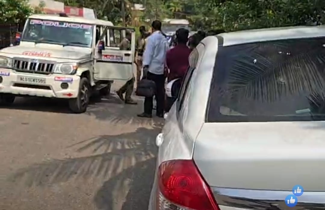 ഹരിതകർമ്മ സേന അം ഗങ്ങൾക്ക്‌ ഇടയിൽ കാർ പാഞ്ഞു കയറി:മൂന്നുപേർക്ക് പരിക്ക്