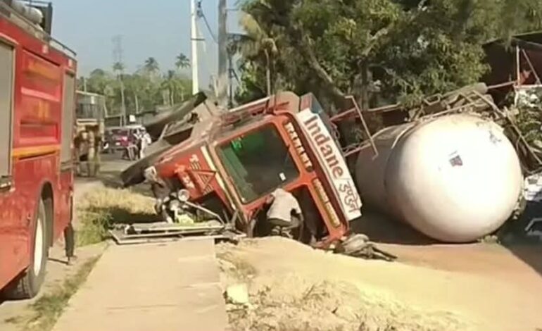 കായംകുളം ദേശീയപാതയിൽ ഗ്യാസ് ടാങ്കർ മറിഞ്ഞു