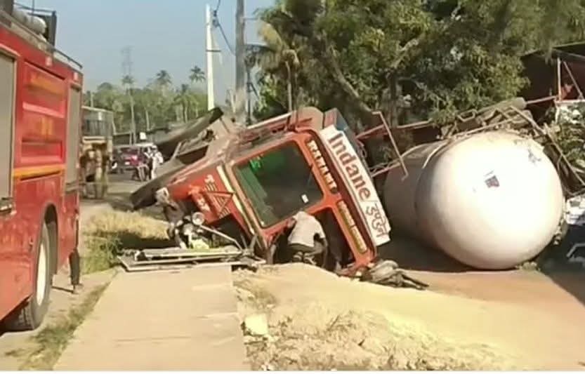 കായംകുളം ദേശീയപാതയിൽ ഗ്യാസ് ടാങ്കർ മറിഞ്ഞു
