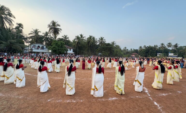 ശ്രീകൃഷ്ണപുരം ഹയർ സെക്കൻഡറി സ്കൂൾ ഗ്രൗണ്ടിൽ  മെഗാ തിരുവാതിരകളി