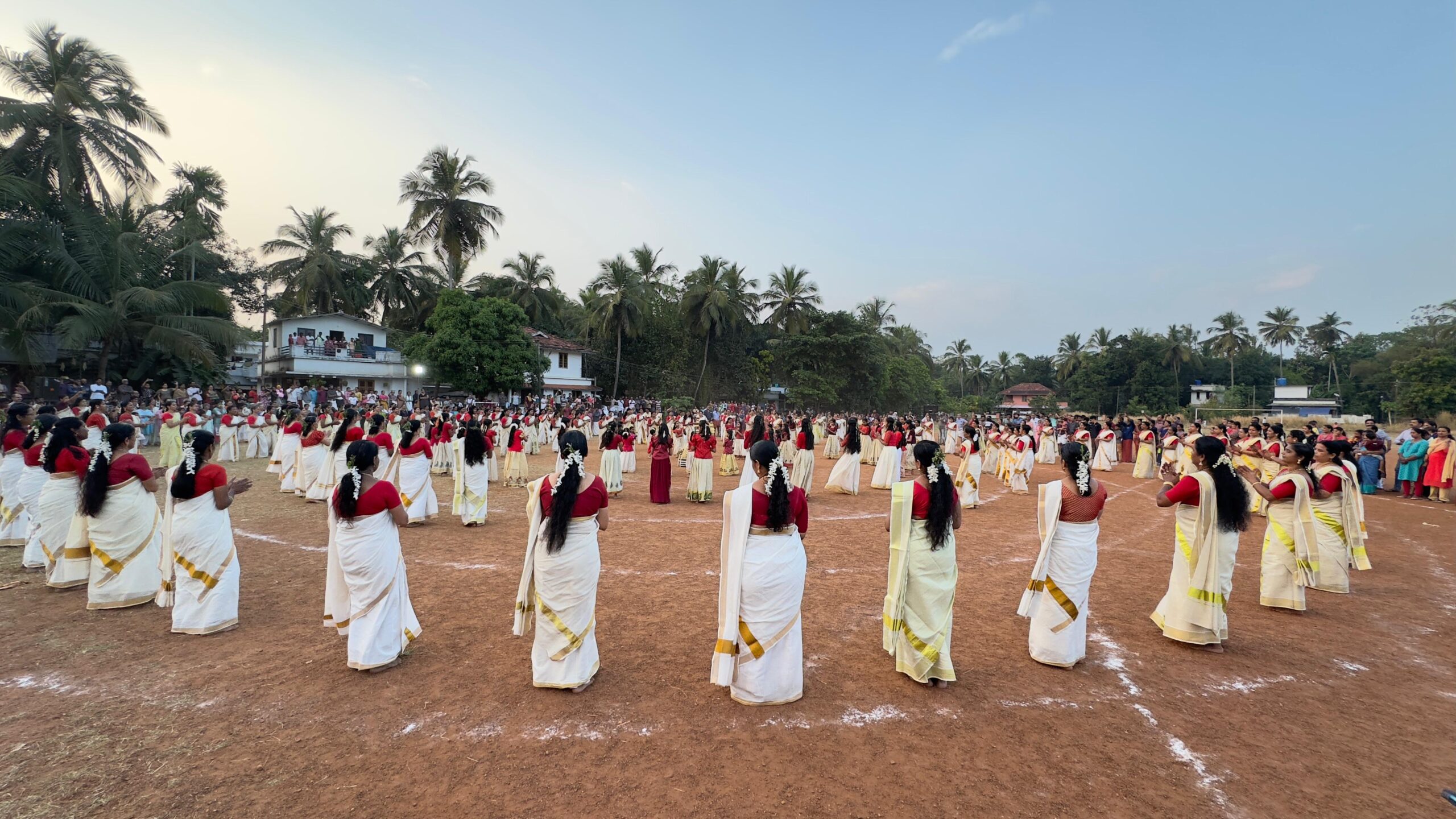 ശ്രീകൃഷ്ണപുരം ഹയർ സെക്കൻഡറി സ്കൂൾ ഗ്രൗണ്ടിൽ  മെഗാ തിരുവാതിരകളി