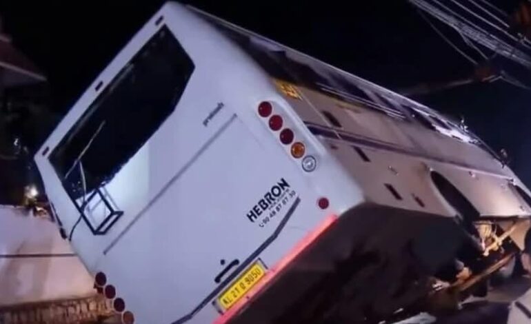 നെടുമങ്ങാട് ടൂറിസ്റ്റ് ബസ് മറിഞ്ഞ് ഒരു മരണം; ഓടി രക്ഷപ്പെട്ട ഡ്രൈവർ കസ്റ്റഡിയിൽ