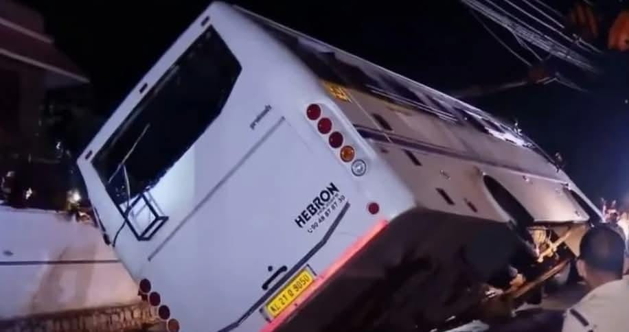 നെടുമങ്ങാട് ടൂറിസ്റ്റ് ബസ് മറിഞ്ഞ് ഒരു മരണം; ഓടി രക്ഷപ്പെട്ട ഡ്രൈവർ കസ്റ്റഡിയിൽ