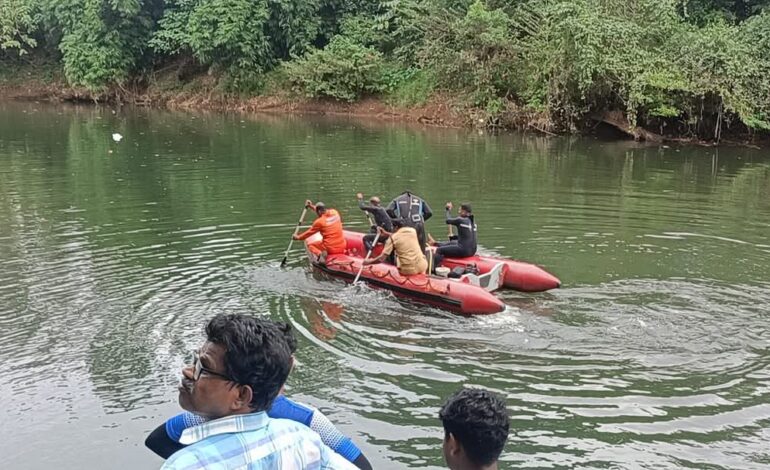 അച്ചന്‍കോവിലാറ്റില്‍ മുങ്ങിമരിച്ച വിദ്യാർത്ഥികളുടെ മൃതദേഹങ്ങൾ കണ്ടെത്തി :ജനറൽ ആശുപത്രിയിലേക്ക് മാറ്റി