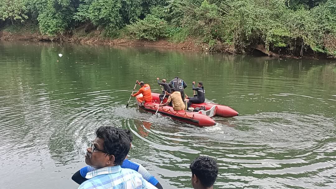 അച്ചന്‍കോവിലാറ്റില്‍ മുങ്ങിമരിച്ച വിദ്യാർത്ഥികളുടെ മൃതദേഹങ്ങൾ കണ്ടെത്തി :ജനറൽ ആശുപത്രിയിലേക്ക് മാറ്റി