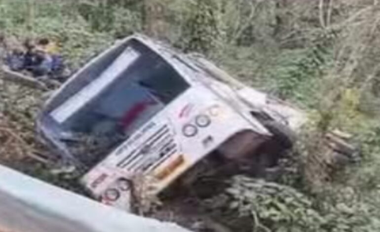 മാവേലിക്കര നിന്ന് ടൂർ പോയ കെഎസ്ആർടിസി ബസ്  കോക്കയിലേക്ക് മറിഞ്ഞു: അപകടത്തിൽ 3 പേർ ക്ക് ദാരുണാന്ത്യം : നിരവധിപ്പേർക്ക് പരിക്ക്