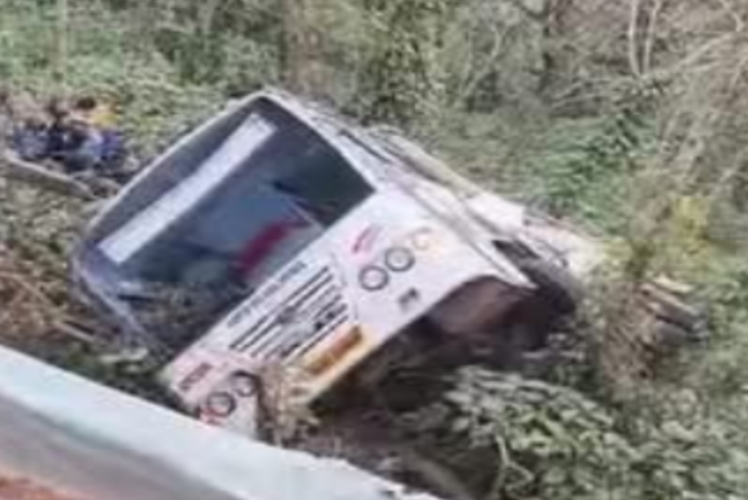 മാവേലിക്കര നിന്ന് ടൂർ പോയ കെഎസ്ആർടിസി ബസ്  കോക്കയിലേക്ക് മറിഞ്ഞു: അപകടത്തിൽ 3 പേർ ക്ക് ദാരുണാന്ത്യം : നിരവധിപ്പേർക്ക് പരിക്ക്