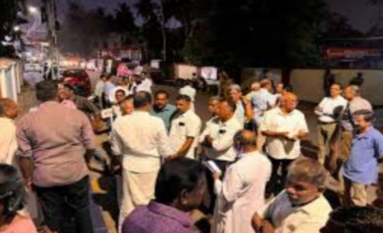 അങ്കമാലി അതിരൂപത ആസ്ഥാനത്ത് വീണ്ടും സംഘർഷം :ഗേറ്റ് തകർത്ത് പ്രതിഷേധക്കാർ