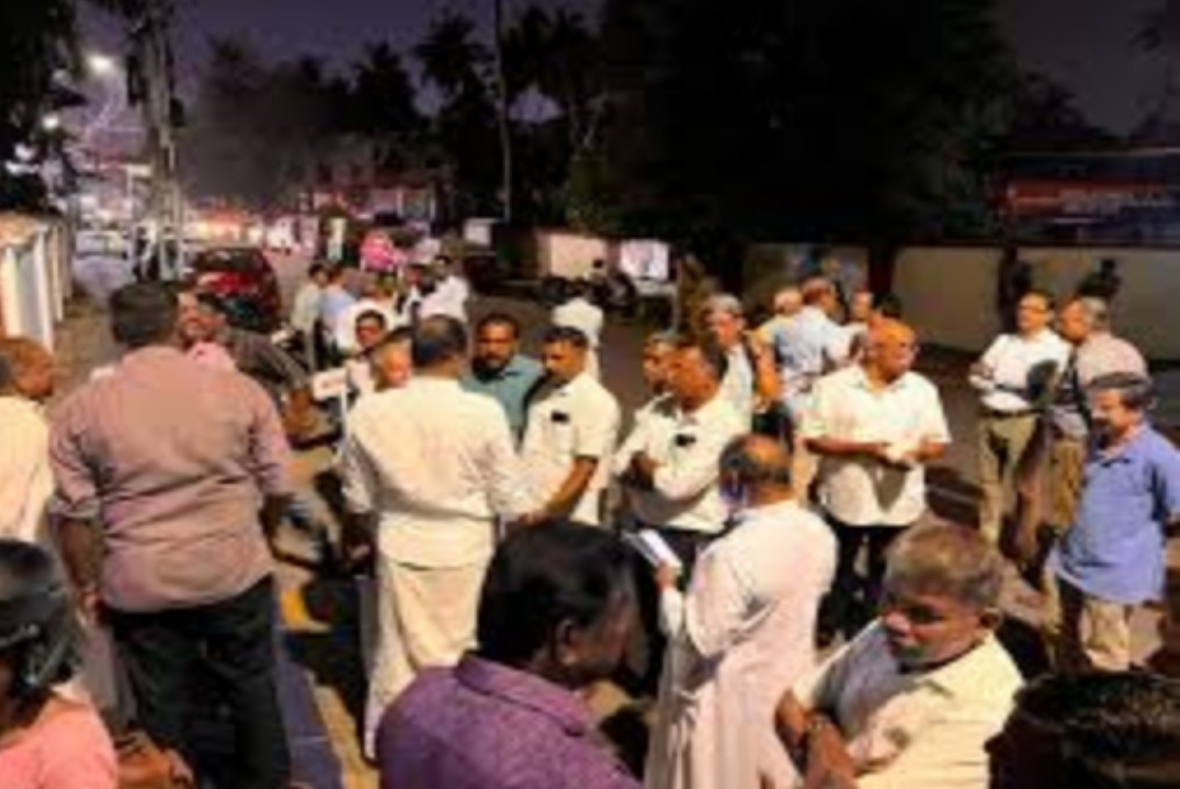 അങ്കമാലി അതിരൂപത ആസ്ഥാനത്ത് വീണ്ടും സംഘർഷം :ഗേറ്റ് തകർത്ത് പ്രതിഷേധക്കാർ