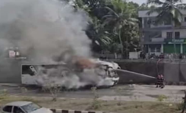 തിരുവനന്തപുരത്ത് ഓടിക്കൊണ്ടിരുന്ന ടൂറിസ്റ്റ് ബസിന് തീപിടിച്ചു