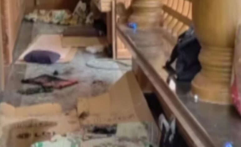 ഒറ്റപ്പാലത്ത് പെട്രോള്‍ ബോംബേറ് : രണ്ട് തൊഴിലാളികൾക്ക് പരുക്ക്