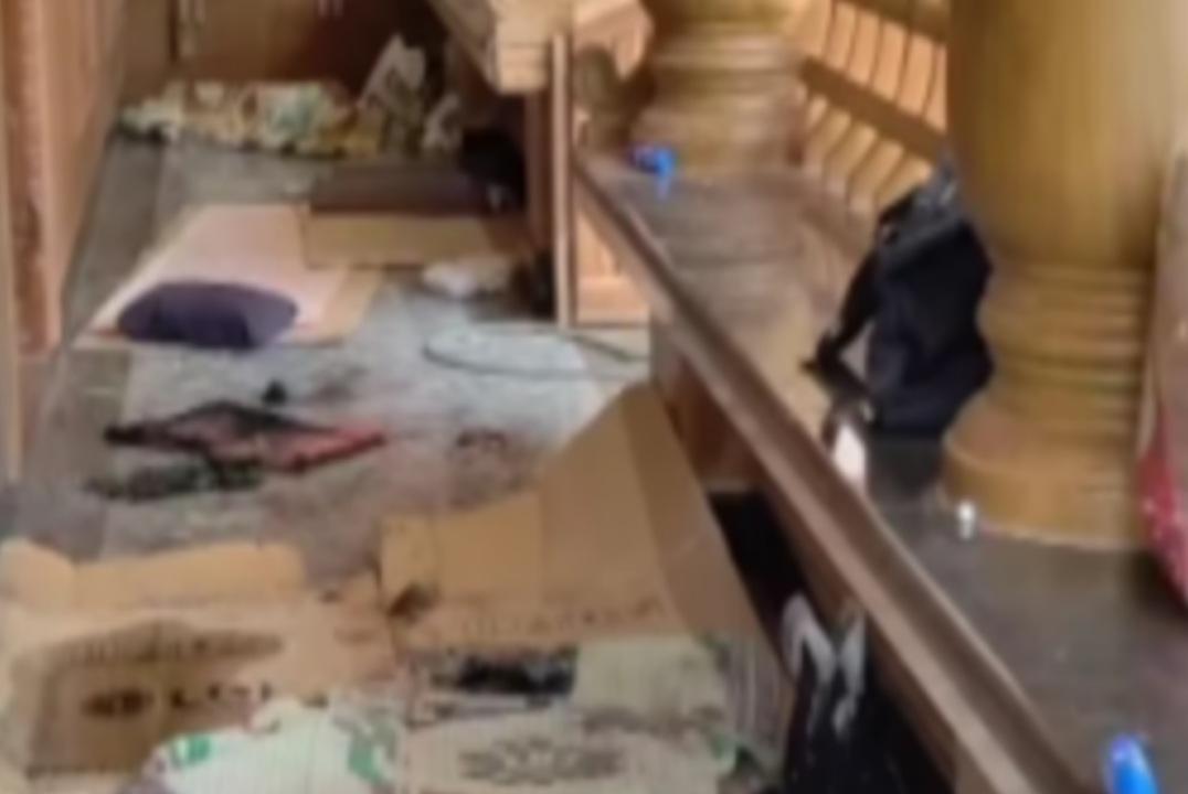 ഒറ്റപ്പാലത്ത് പെട്രോള്‍ ബോംബേറ് : രണ്ട് തൊഴിലാളികൾക്ക് പരുക്ക്