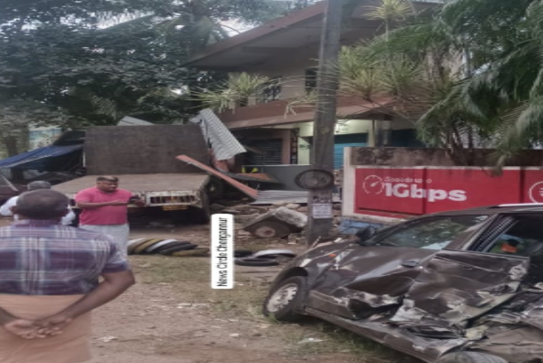 ചെങ്ങന്നൂരിൽ ലോറി കടയിലേക്ക് ഇടിച്ചു കയറി അപകടം