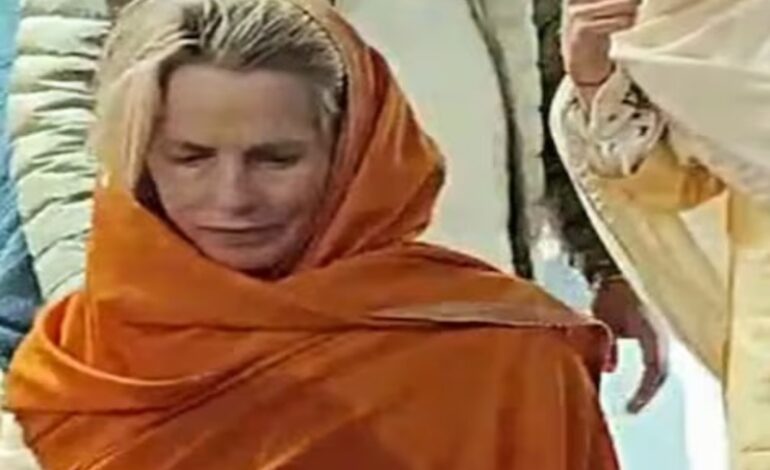 മഹാകുംഭമേളയിൽ പങ്കെടുക്കാനെത്തിയ മുൻ ആപ്പിൾ സി.ഇ.ഒ സ്റ്റീവ് ജോബ്‌സിന്റെ  ഭാര്യ  ലോറൻ പൗൽ ജോബ്സിന് അലർജിയുടെ ലക്ഷണങ്ങൾ ഉണ്ടായതായി എ.എൻ.ഐ റിപ്പോർട്ട്