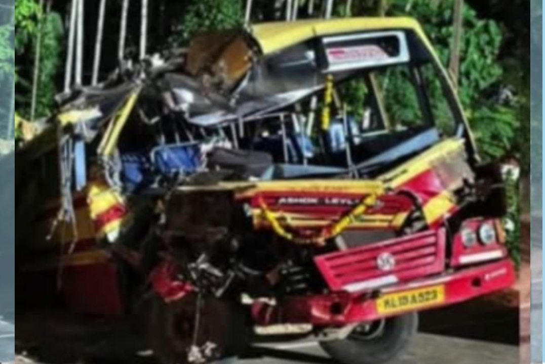 കെ.എസ്.ആര്‍.ടി.സി.ബസ്സും ടൂറിസ്റ്റ് ബസ്സും കൂട്ടിയിടിച്ച് അപകടം :യാത്രക്കാർക്ക് പരുക്ക്