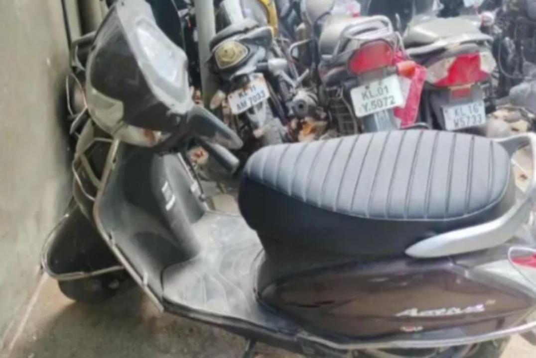 യുവതി കൊല്ലപ്പെട്ട സംഭവത്തിൽ യുവതിയുടെ സ്‌കൂട്ടര്‍ ചിറയിന്‍കീഴ് റെയില്‍വേ സ്റ്റേഷനില്‍ നിന്നും കണ്ടെത്തി